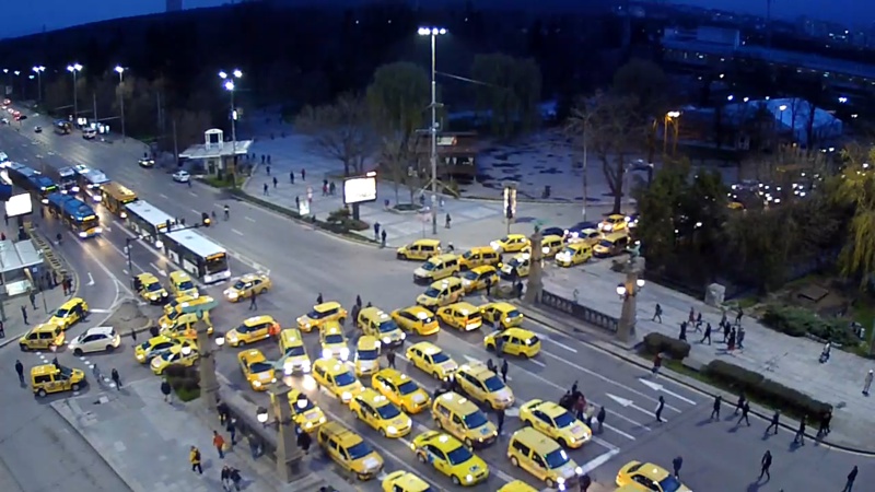 Таксита блокираха ”Орлов мост” в столицата
