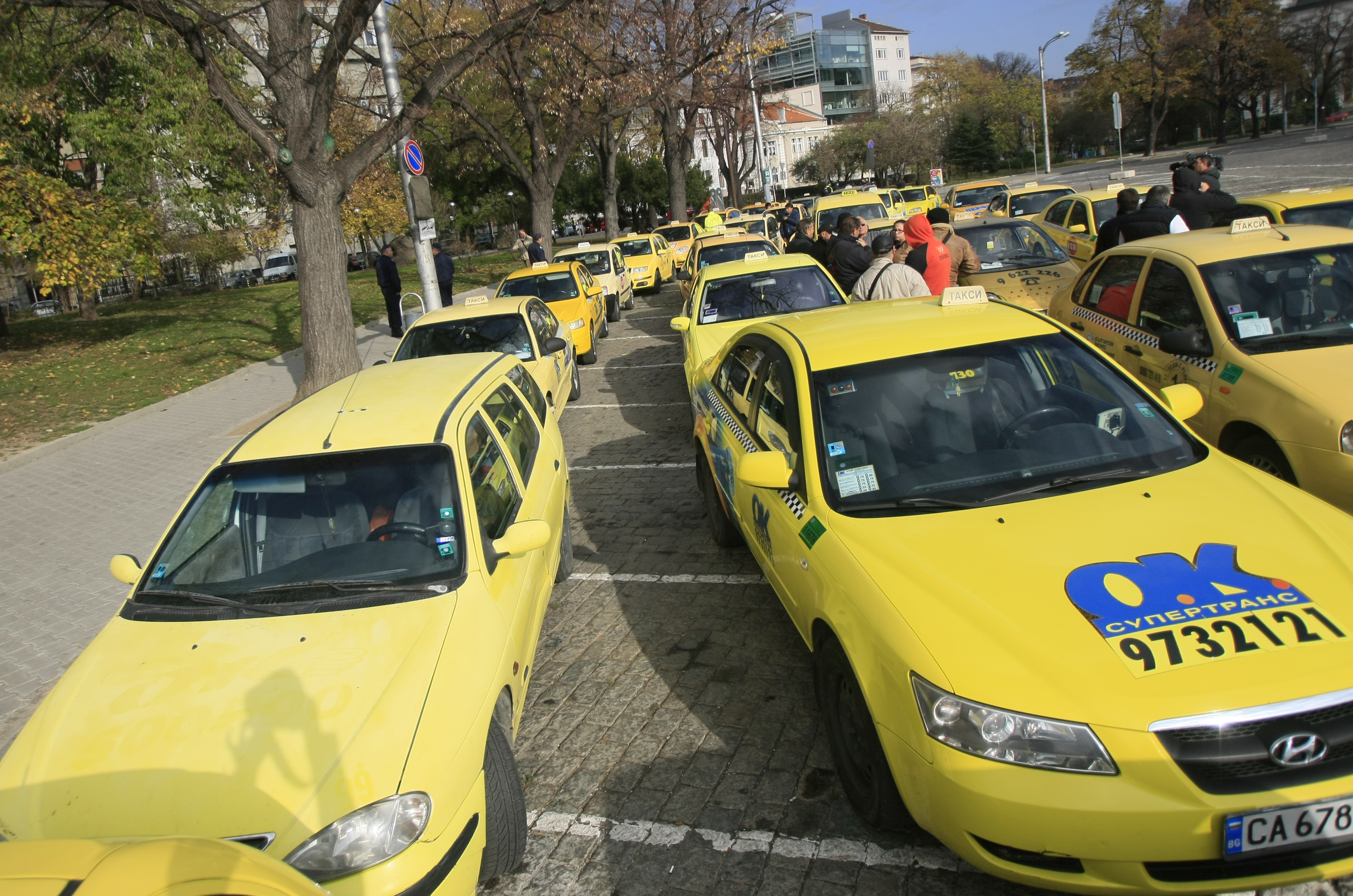 Таксиметрови шофьори протестираха срещу наложения им патентен данък