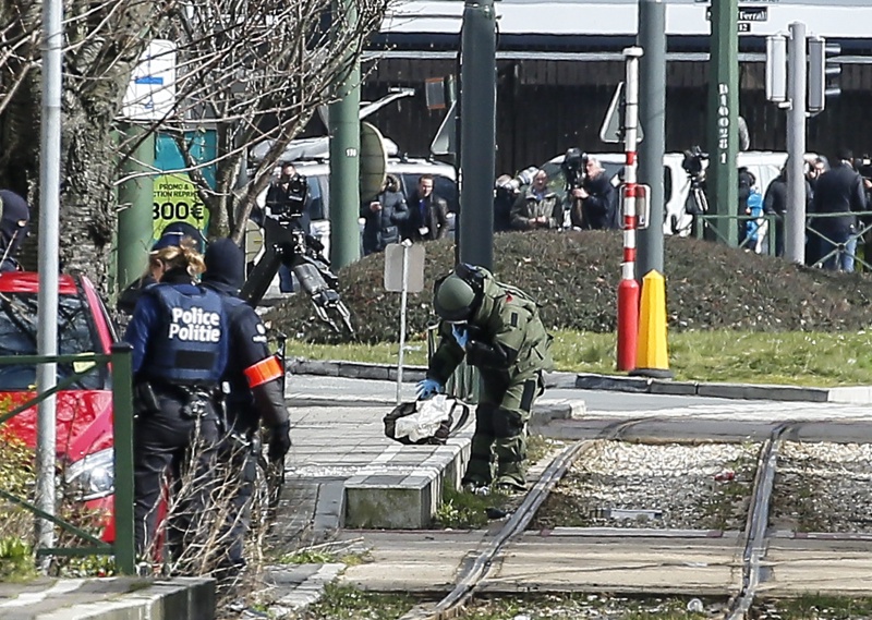 При полицейска операция в Брюксел на 25 март 2016 г. се включиха сапьори в бронирани облекла и роботи