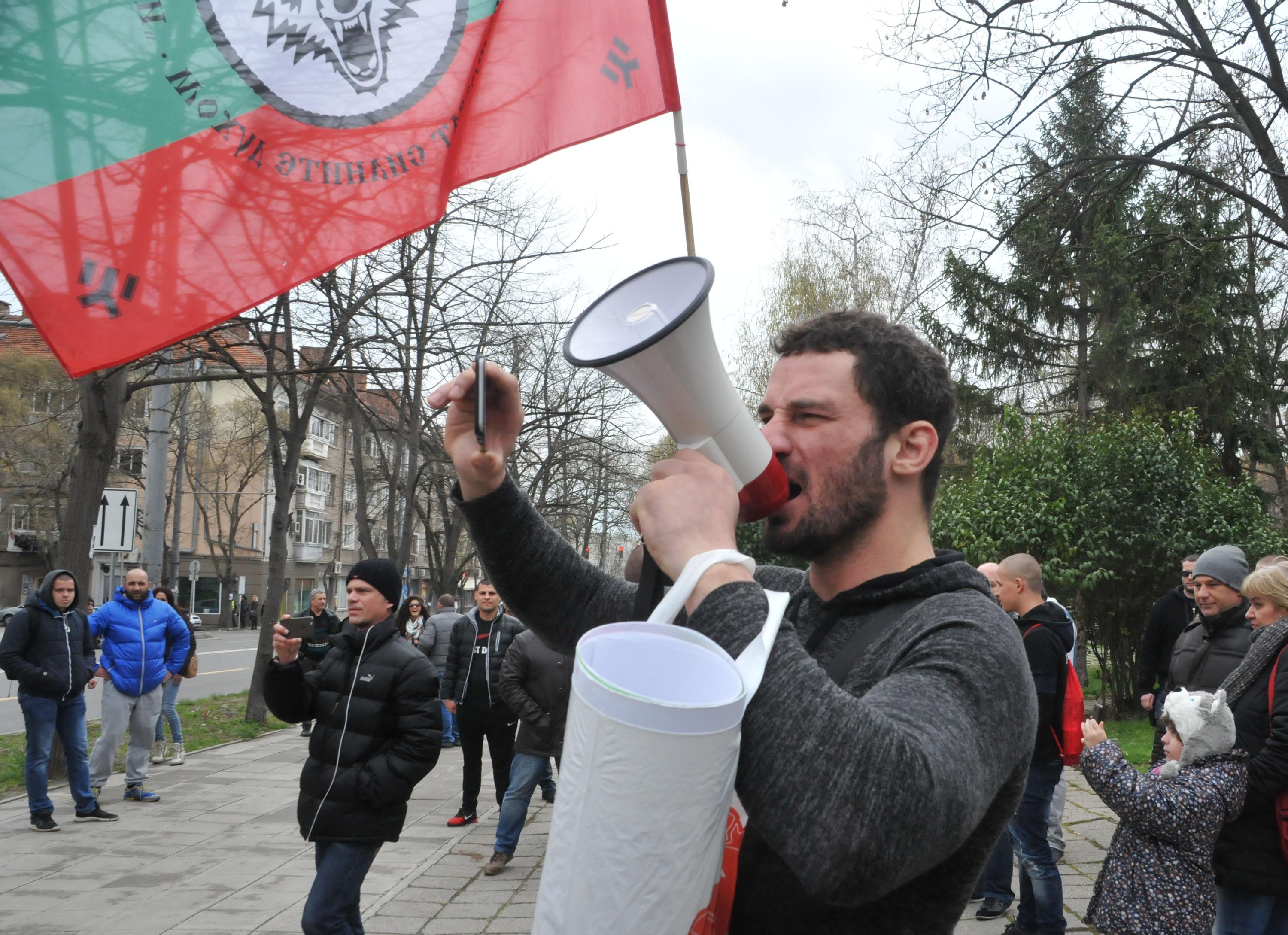 Привърженици на Динко се събраха пред полицията