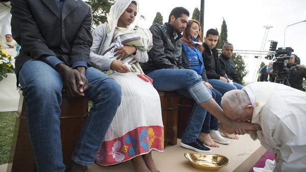 Папата изми и целуна краката на 11 бежанци на Разпети петък