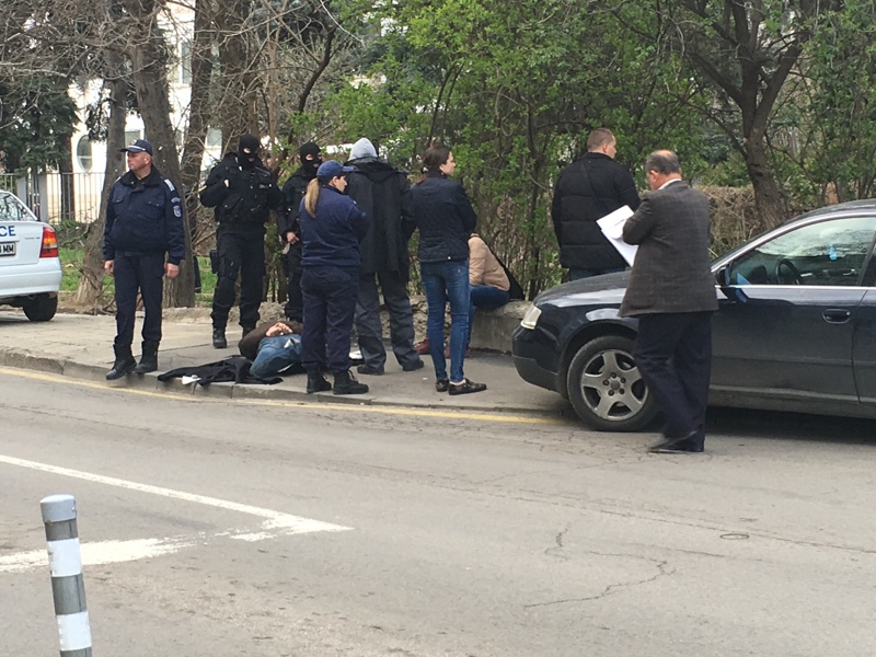 В София задържаха полицаи с наркотици