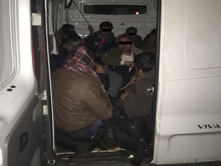 Осъдените са хванати да превозват 17 нелегални мигранти от Афганистан