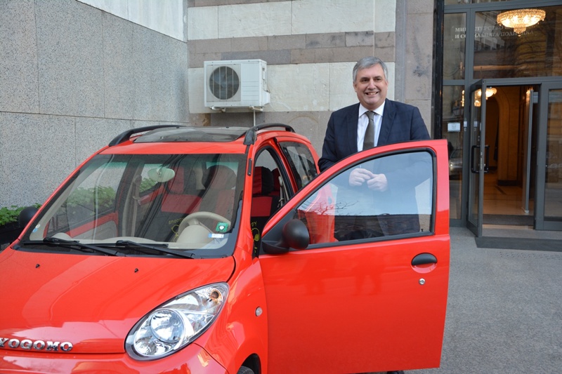 След като премиерът реши министрите да не се возят с коли на НСО, Ивайло Калфин вече се придвижва така