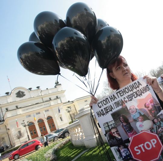 Родители на деца с увреждания протестираха с черни балони