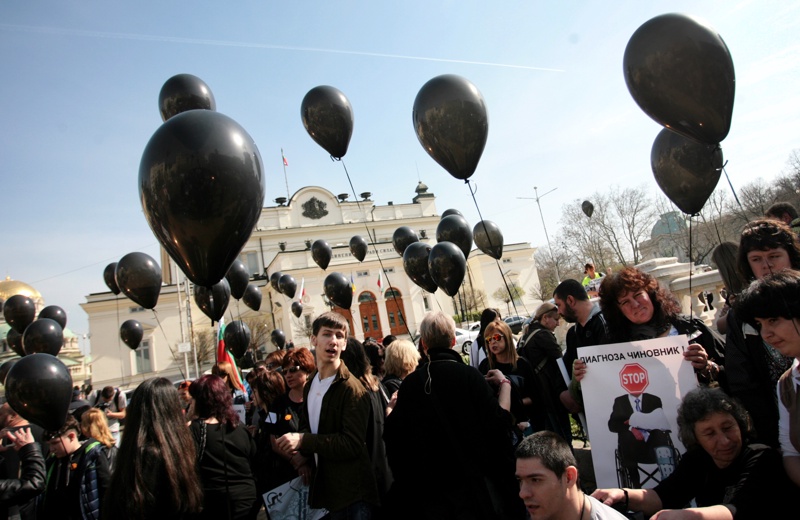 Родители на деца с увреждания протестираха с черни балони пред НС