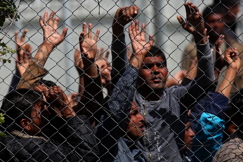 Мигранти от Афганистан и Пакистан в център Мория (о-в Лесбос) протестират против депортирането им в Турция (Снимка архив)