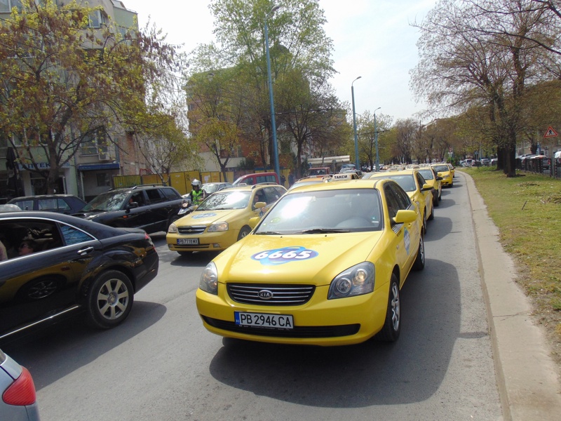 Нов протест на такситата блокира Пловдив за час