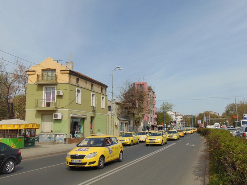 Пловдив бе блокиран временно заради протестно шествие на над 400 таксиметрови коли