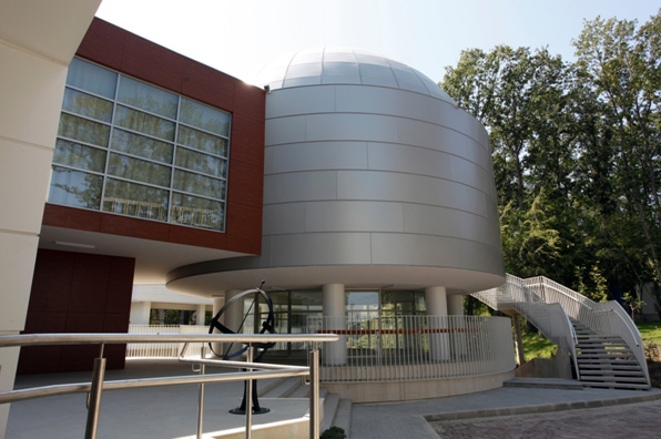 Авиокосмическия център и планетариума са част от Учебно-възпитателния център ”Юрий Гагарин” в СОК ”Камчия”