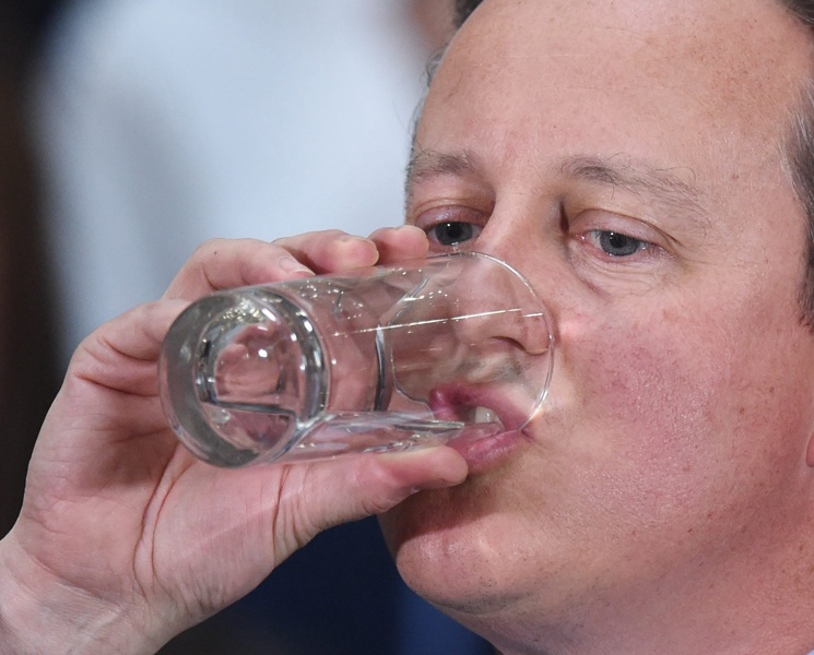 Британският премиер Дейвид Камерън увери, че няма връзки с офшорки и припомни колко е направил против укриването на данъци