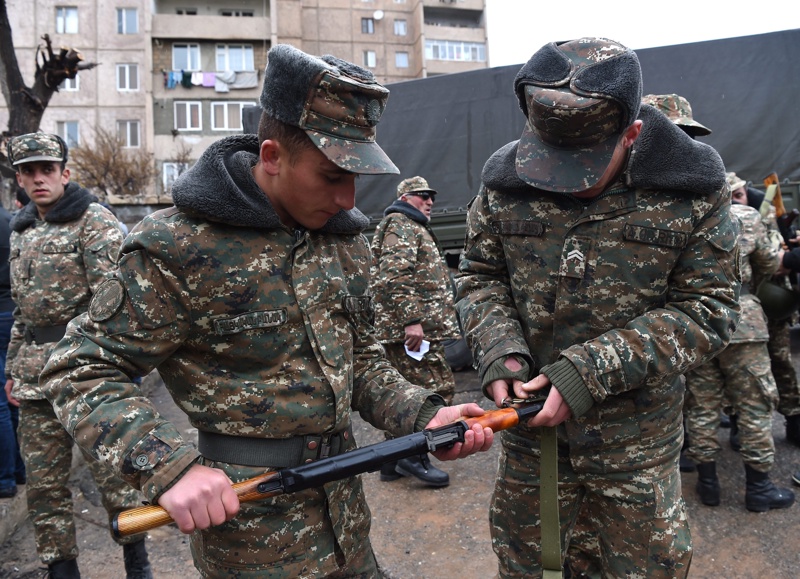 Арменски доброволци получават униформи и оръжие в Ереван, за да се присъединят към армията на Република Нагорни Карабах