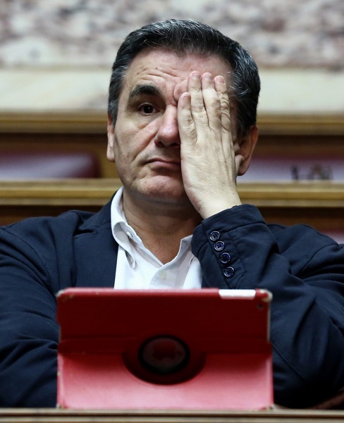 Министърът на финансите на Гърция Евклидис Цакалотос е принуден от кредиторите да прави данъчни промени