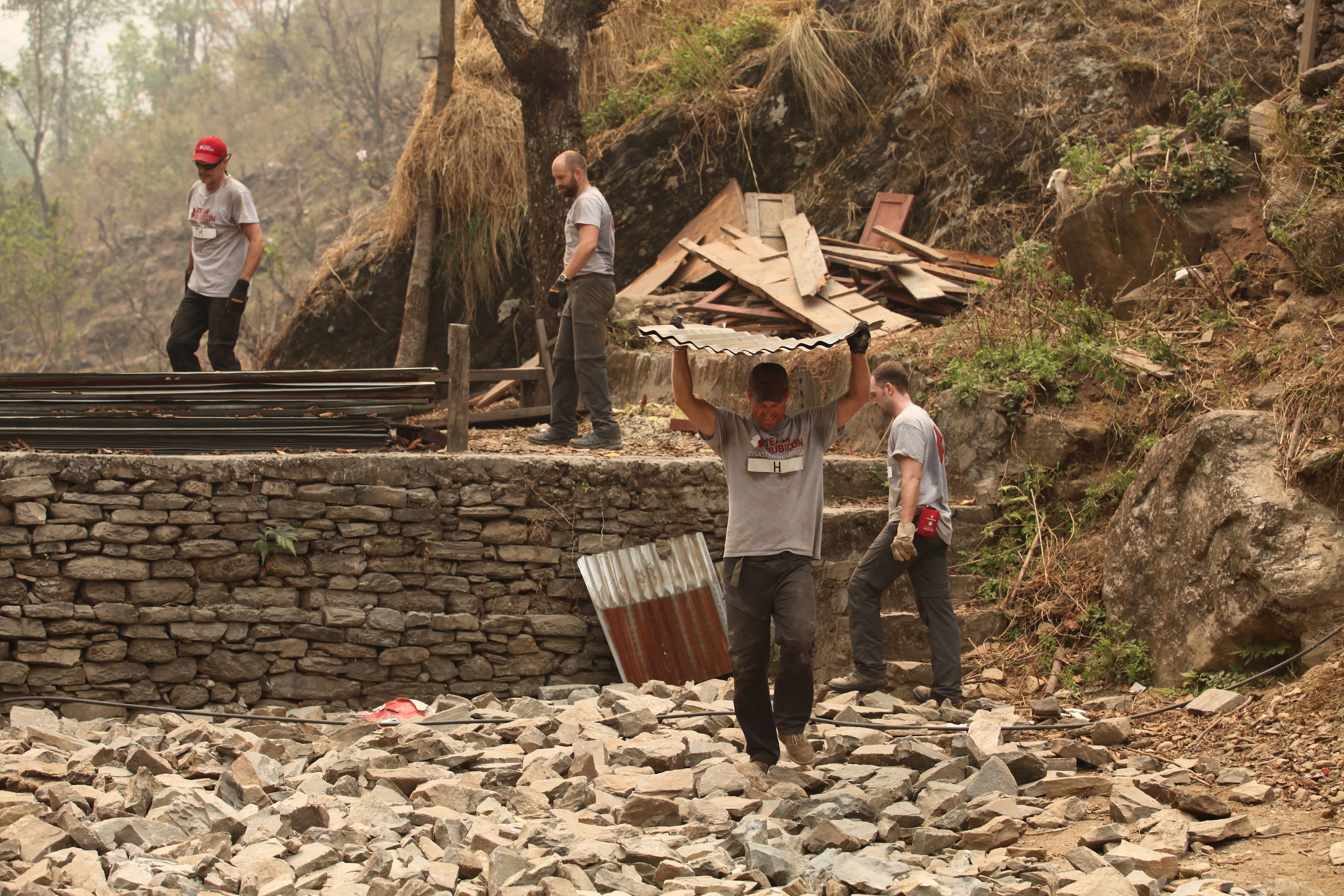 Принц Хари работи на строеж в Непал