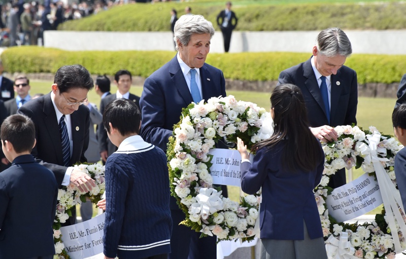 Външните министри на страните от Г-7 се поклониха пред жертвите от Хирошима На снимката - Фумио Кишида (Япония) и държавният сек