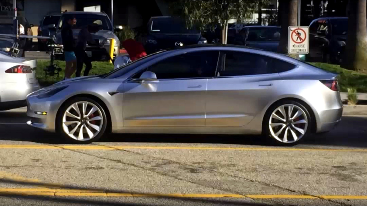 Tesla отчете рекордна загуба и отложи Model 3