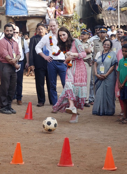Уилям и Катрин играят футбол в Индия