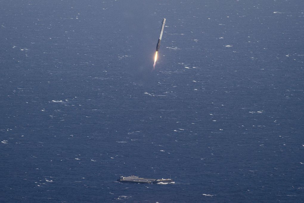 Ракетата на SpaceX кацна успешно в океана