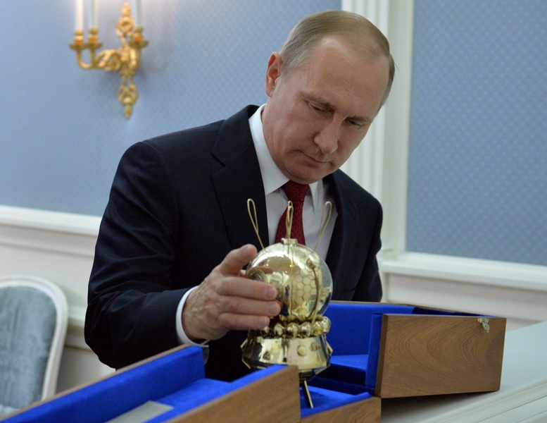 Руският президент Путин разглежда модел на космически кораб преди видеоразговора си с международната станция