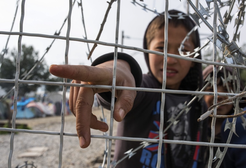 Бежанците в Идомени правят опит за преминаване на телените заграждения