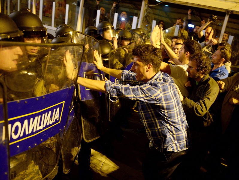 Новите протести на опозицията доведоха до сблъсъци с полицията