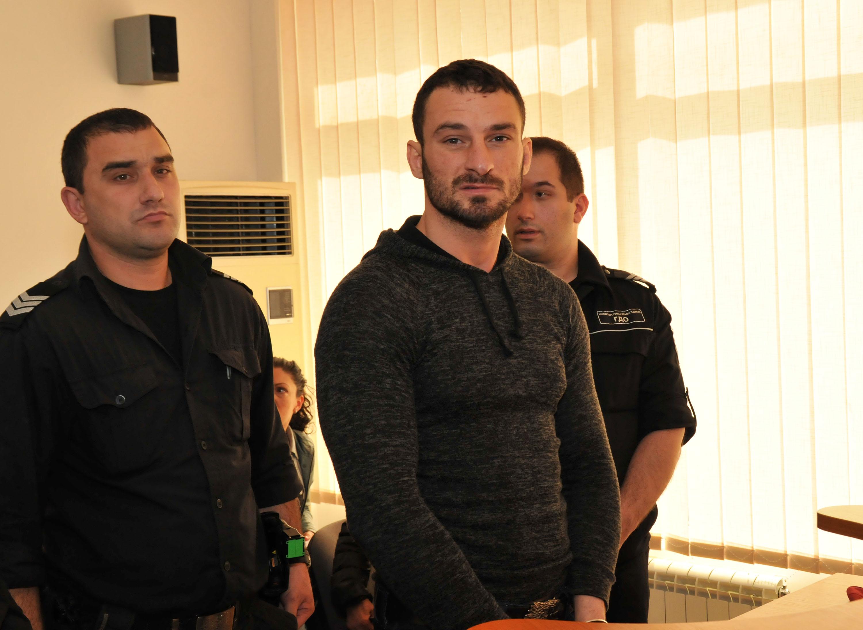 Петър Низамов беше съден за връзването на бежанци със ”свински опашки”, но беше оправдан