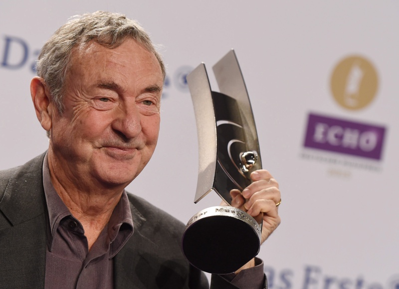 Ник Мейсън (Nick Mason) държи наградата `Band Rock/Pop international`, получена в Берлин на 26 март 2015 г.