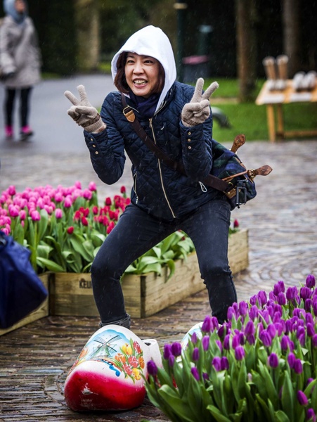 Хиляди туристи посещават пазара за цветя в Амстердам