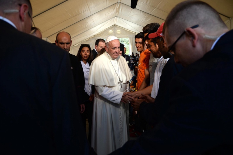 Папата благослови бежанците и ги увери, че не са сами в страданията си