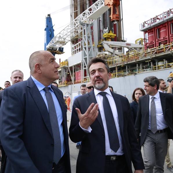 Премиерът Бойко Борисов и вече бившият френски посланик Ксавие Дьо Кабан на оглед на съоръженията на ”Тотал” през април