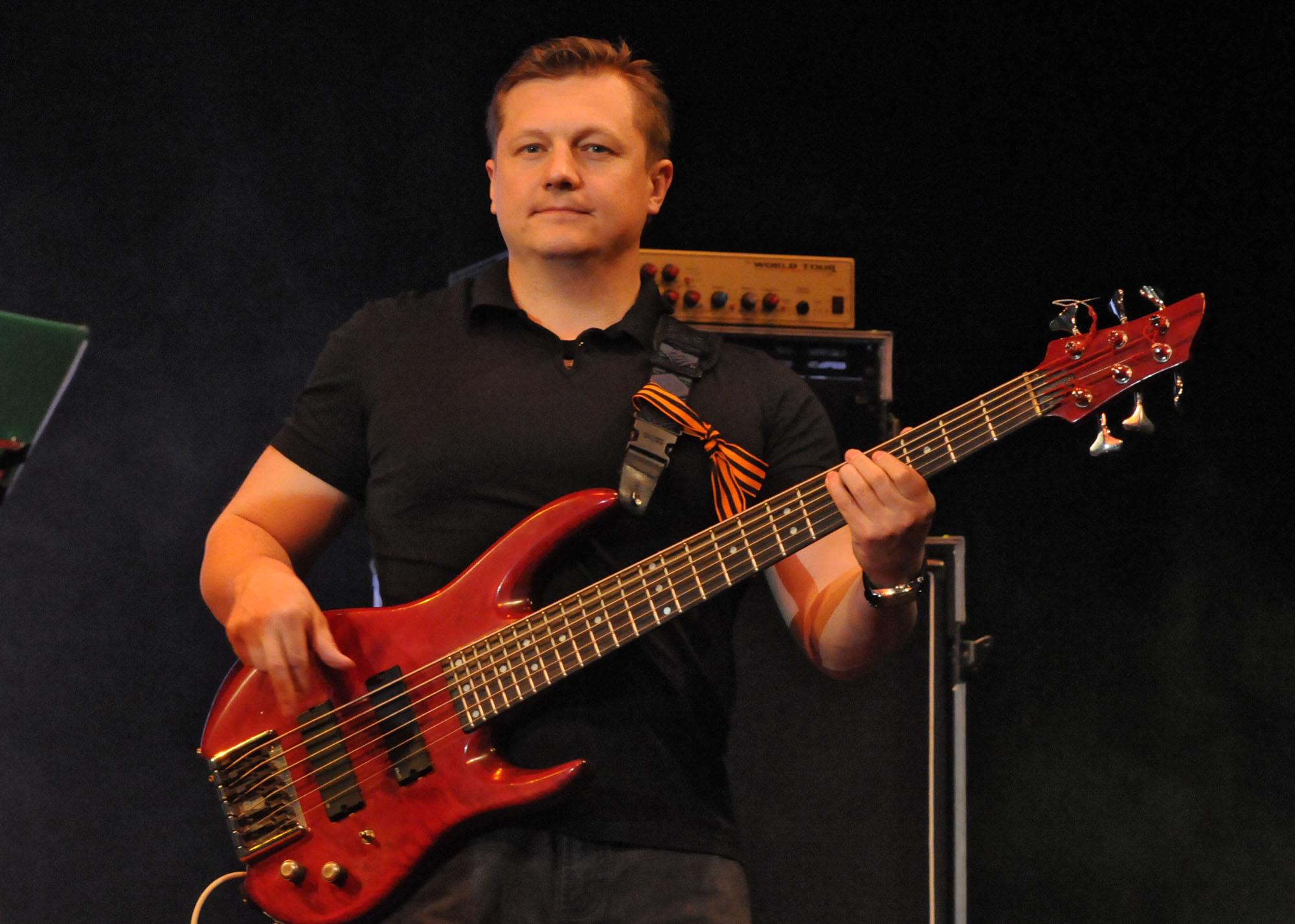 Басистът на Любе почина след побой