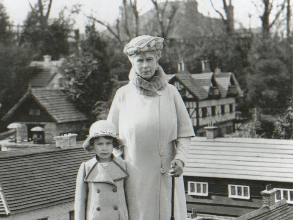 Елизабет II с баба си