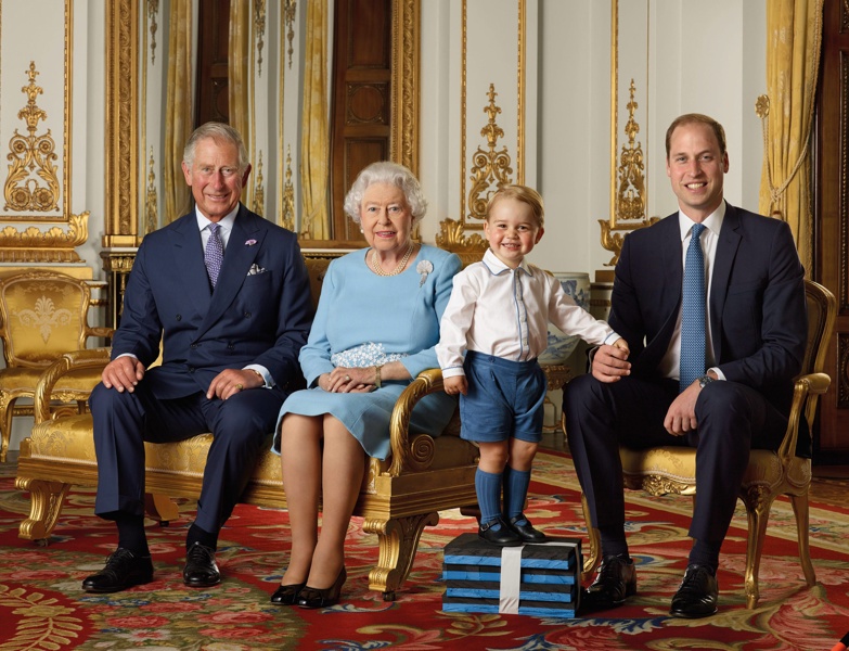Принц Чарлз, кралица Елизабет Втора, принц Джордж и принц Уилям