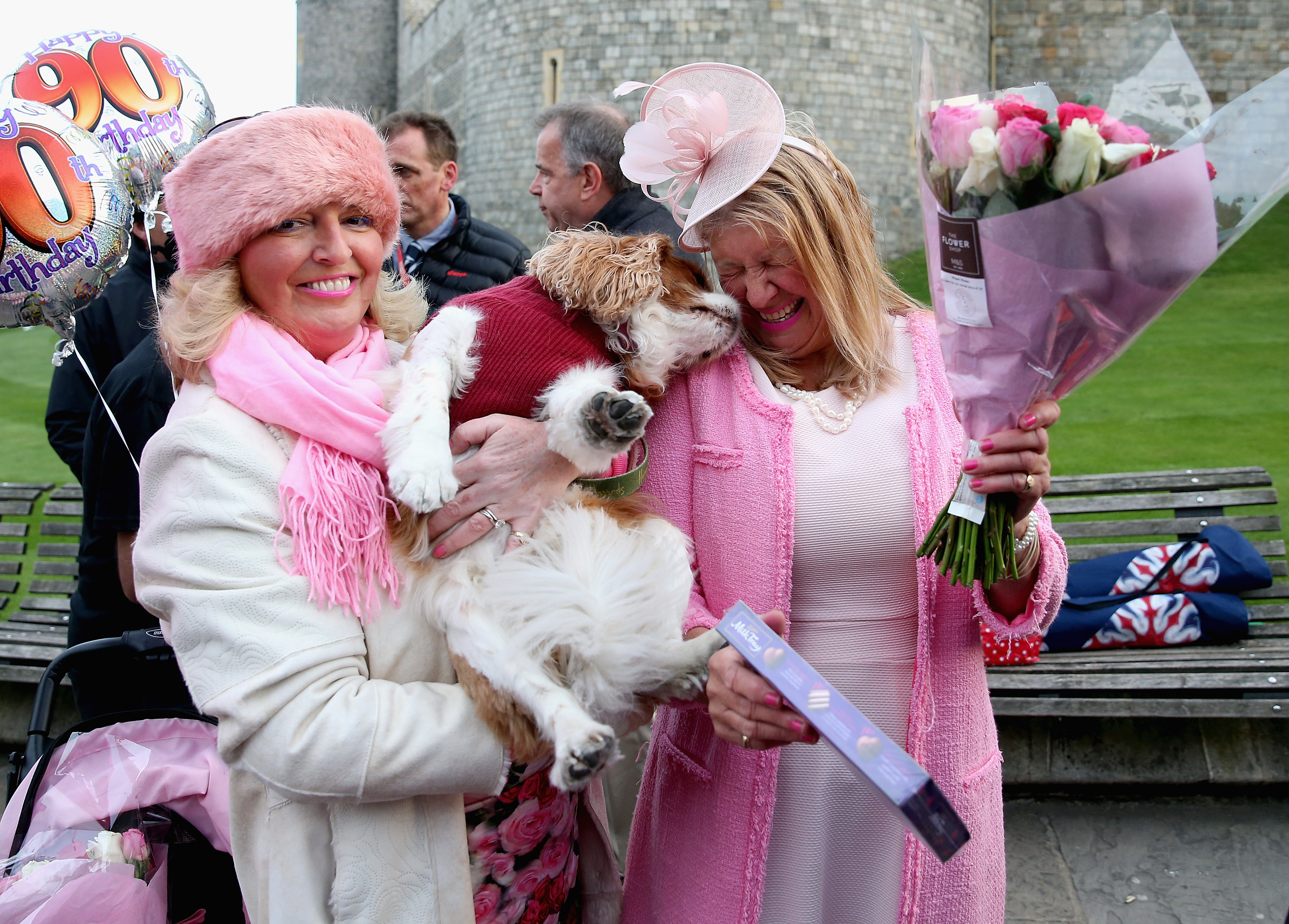 Жени от Кардив чакат Елизабет II пред Уиндзор за 90-ия й рожден ден