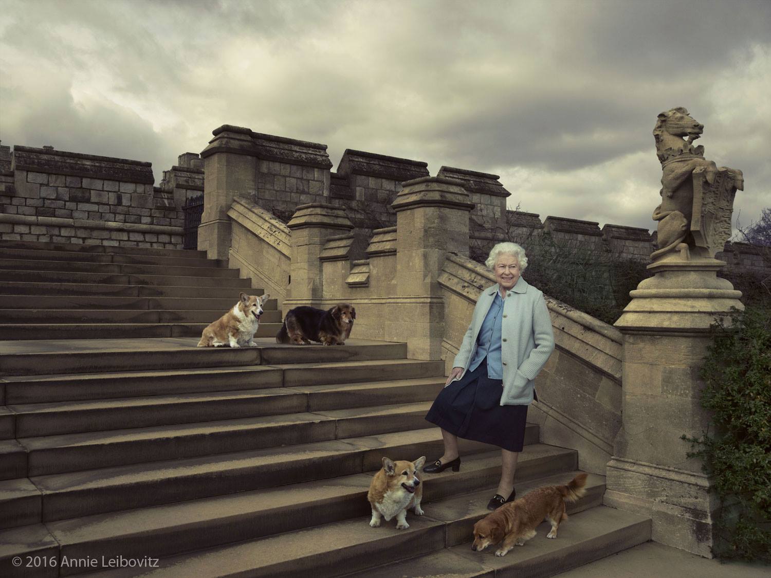 Елизабет II с кучетата си