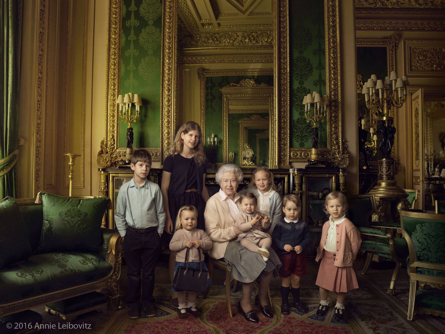 Елизабет II с правнуците си принцеса Шарлот, принц Джордж, Мия Грейс, Савана и Айла, и внуците си лейди Луиз и Джеймс, виконт Се