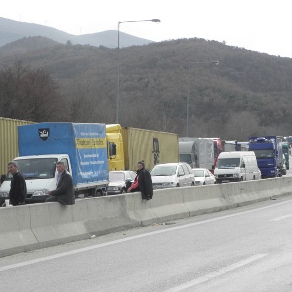 Превозвачите отговарят на блокадите по границата от гръцките фермери