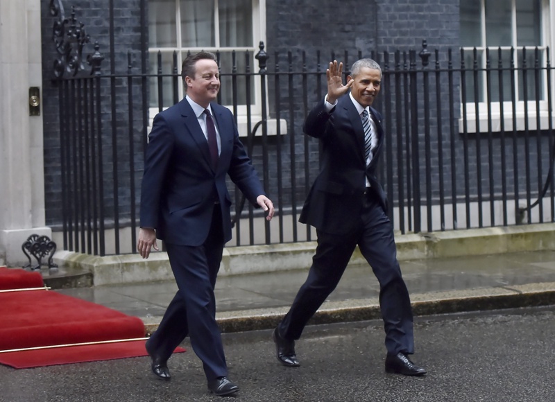 Обама и Камерън излизат от премиерската резиденция на ”Даунинг стрийт”, отправяйки се към Форин офис