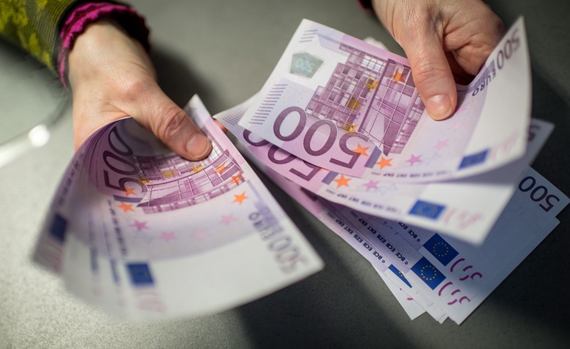 Германия въвежда минимална заплата от 515 евро за стажанти
