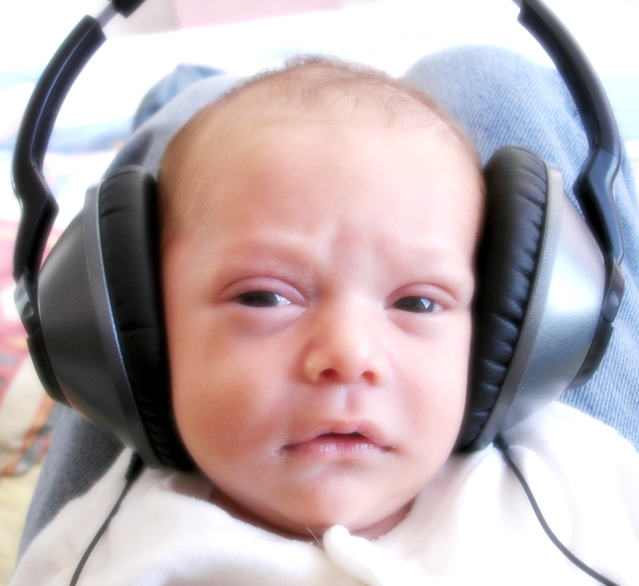 Музиката помага на бебетата да проговорят