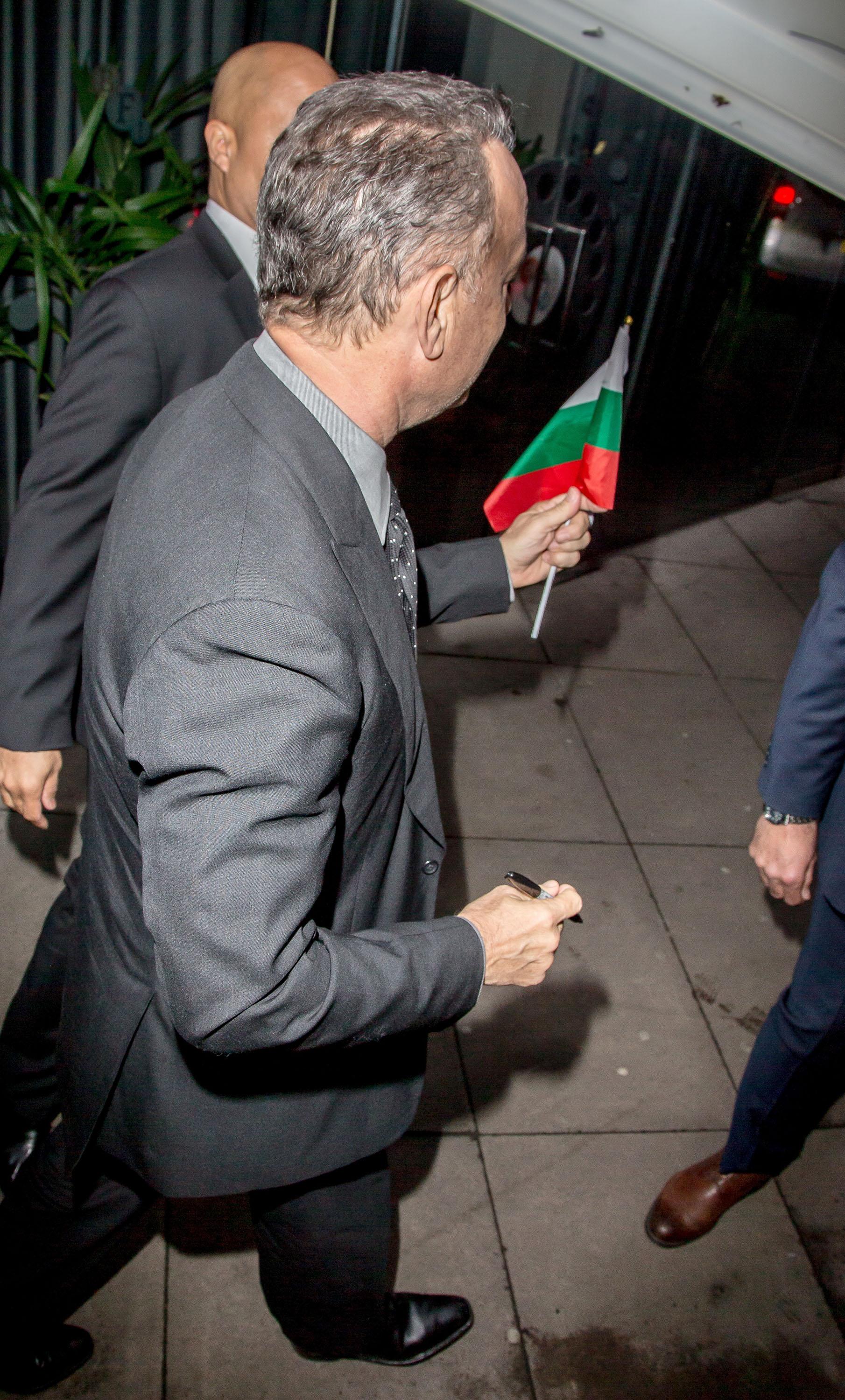 Том Ханкс развя български флаг на премиера в Лондон