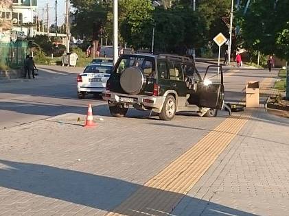 Пиян с джип блъсна майка с малко дете в Карлово