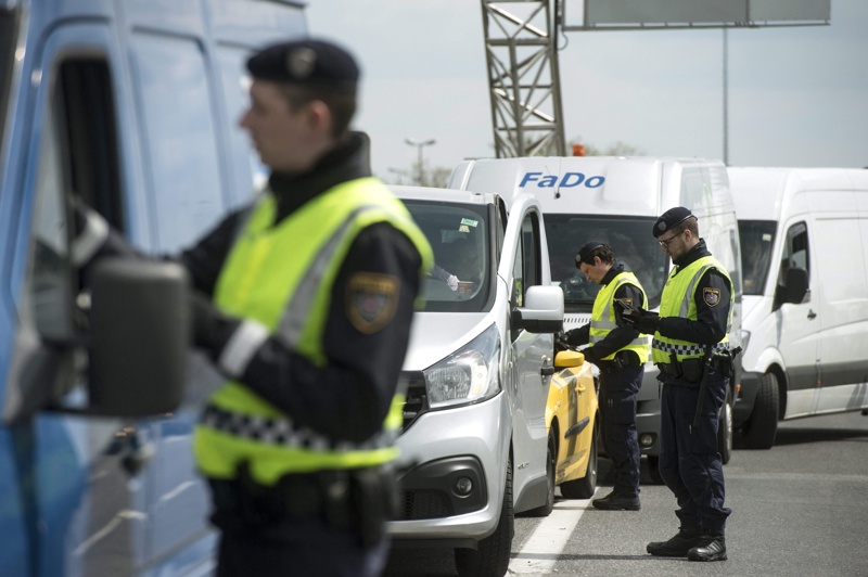 Австрийски полицаи извършват проверки и претърсвания за нелегални мигранти на австрийско-унгарската граница