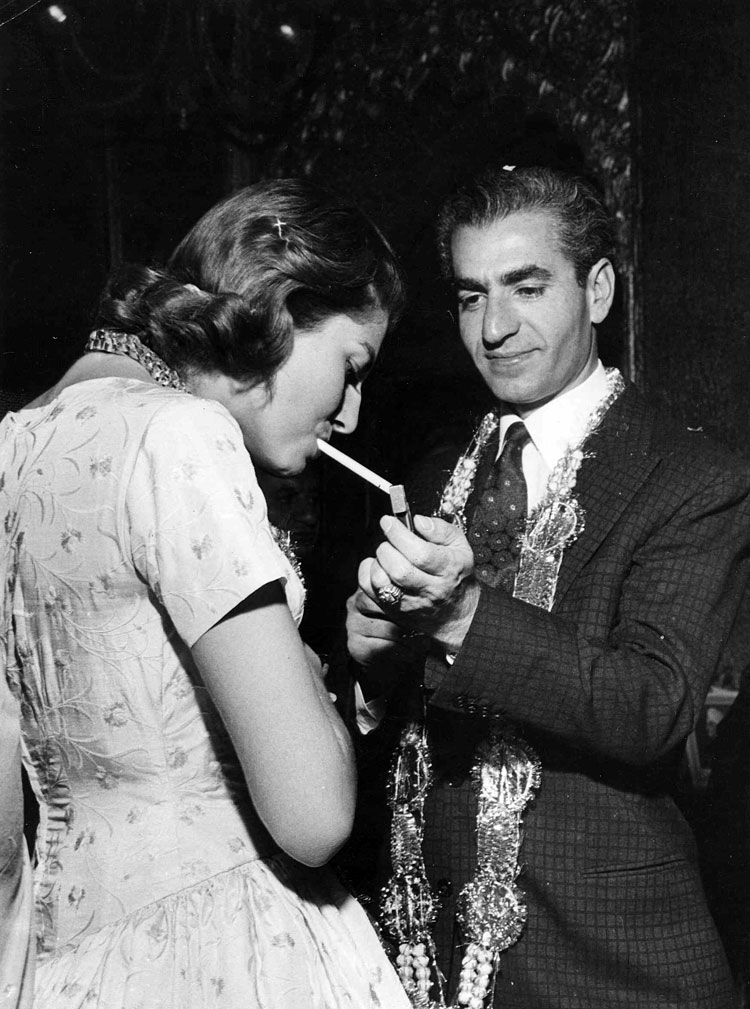 Последният ирански шах Мохамед Реза Пахлави пали цигара на своята кралица Сорая