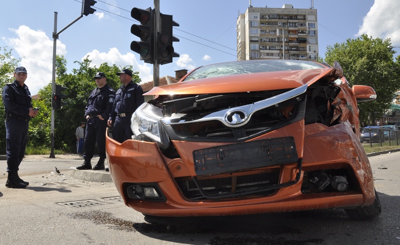Две зрелищни катастрофи в Хасково, по чудо без жертви