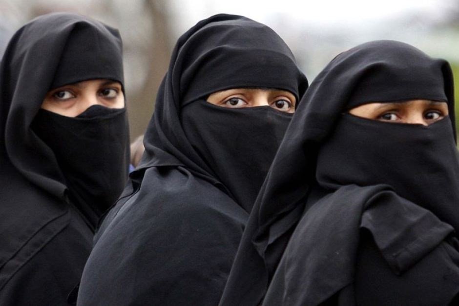 Холандия прие ограничена забрана за носене на "скриващи лицето облекла" на публични места