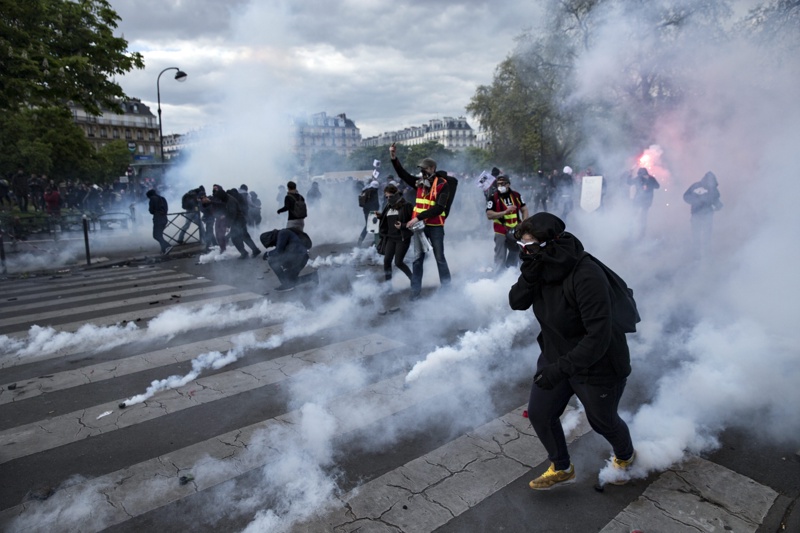 124 души са били задържани при вчерашните протести във Франция