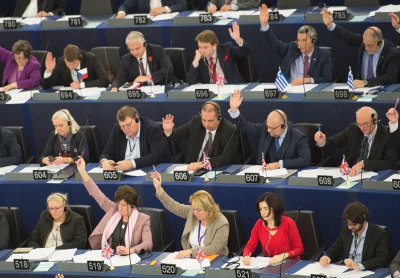 Евродепутатите гласуваха отпадането на неоправсано високите роуминг такси в Европа