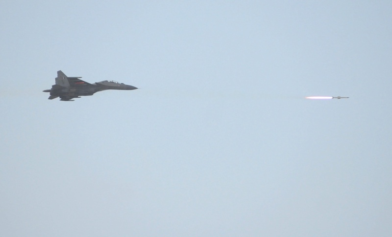 Су-27 прехванал US самолет заради изключено устройство