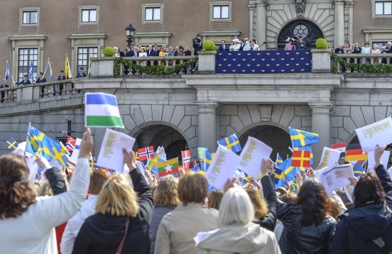 Шведското кралско семейство приветства народа